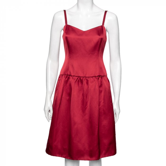 红色丝绸无袖喇叭裙